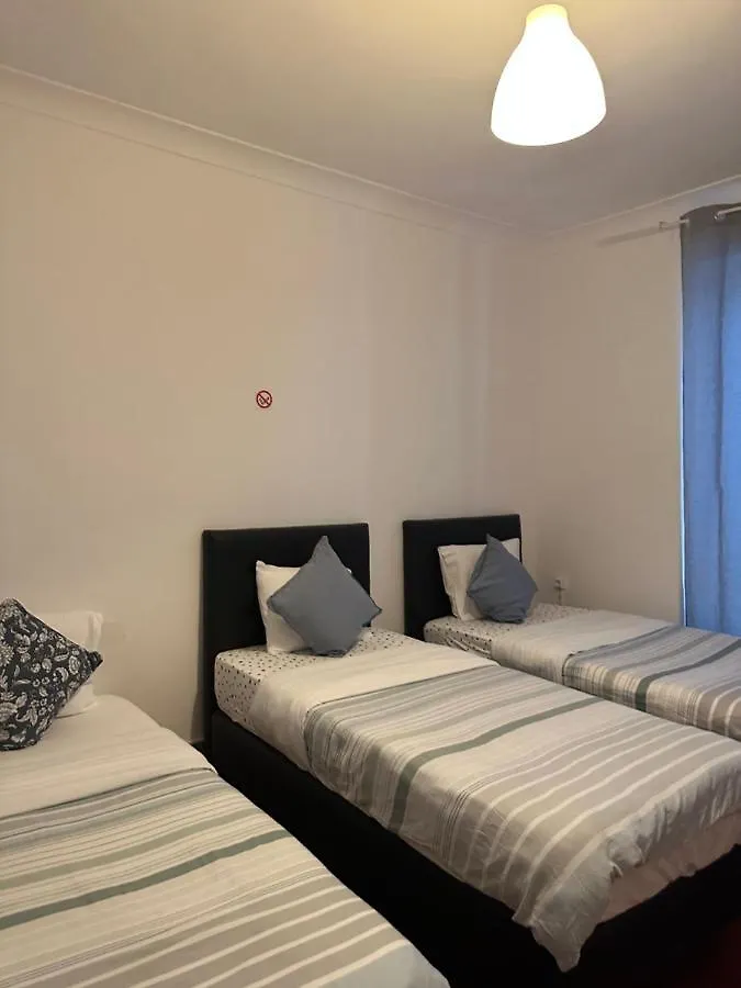 Shangri-La Hostel Anjos Lisboa Bed and breakfast